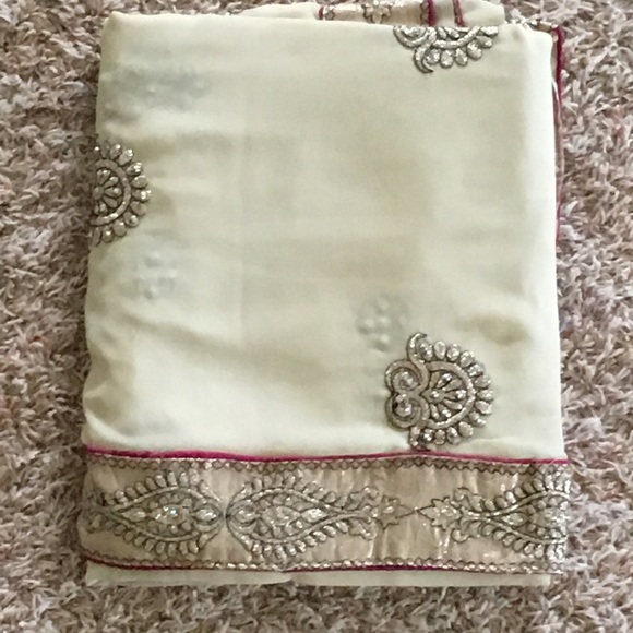 Sari - Picture 1 of 3